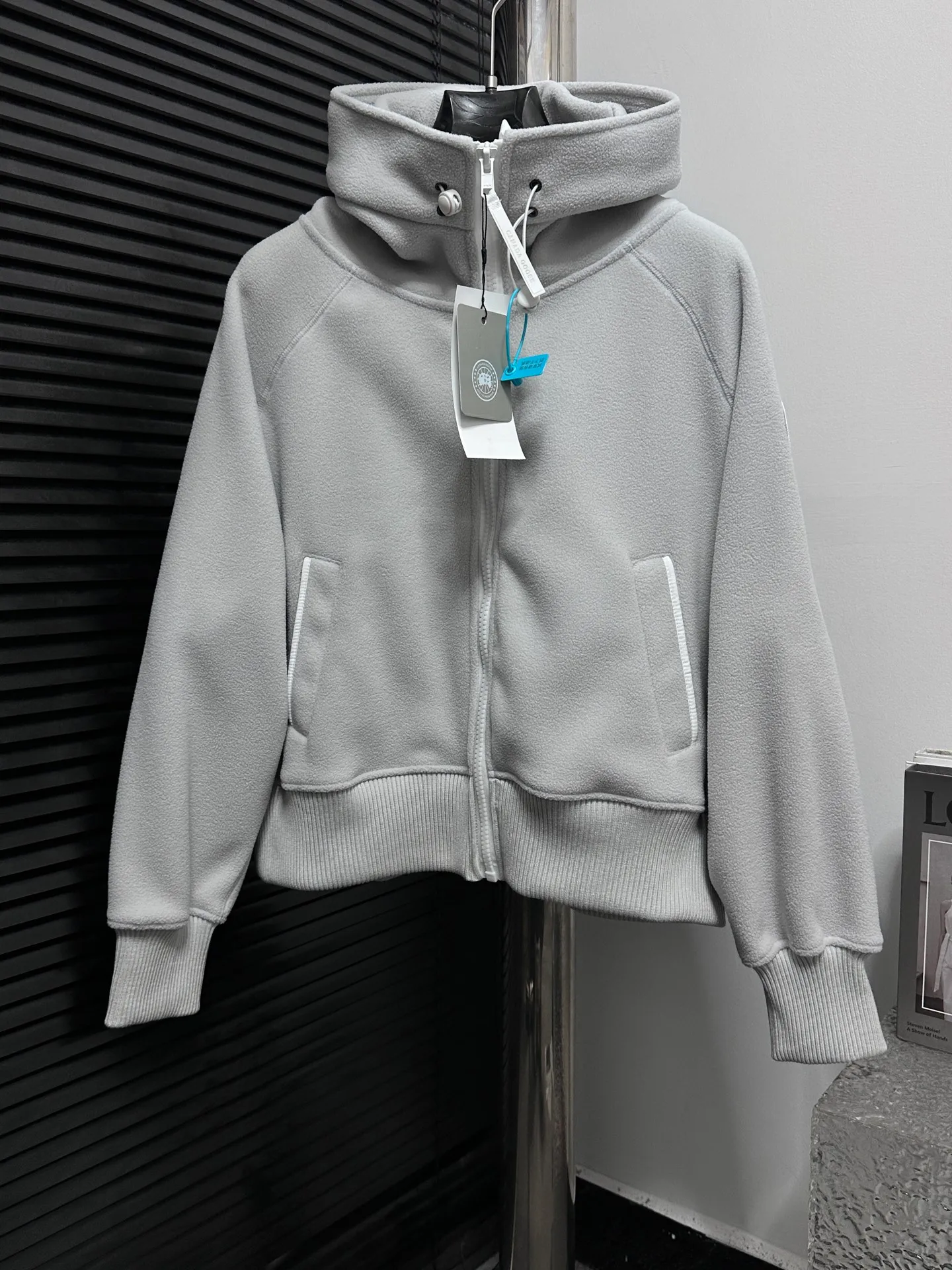 P600 [Canada Goose] Chilliwa 01 hooded wool fleece long-sleeved pilot #Canada Goose Chilliwa wool fleece pilot Canada goose Chilliwa Fce Bomber HUMANATURE, limited white label wool fleece. Light gray seems to be a color that is not available in every country. I like the white label. It is really high-end. Soft and comfortable, not heavy. Buyers who like it should hurry up😈 Size: S-XL